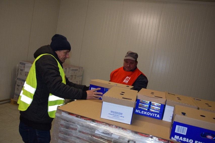 Ostatni w tym roku transport darów dla Ukrainy od sandomierskiej Caritas już zapakowany. Dokąd tym razem pojadą dwa busy? Zobacz zdjęcia 