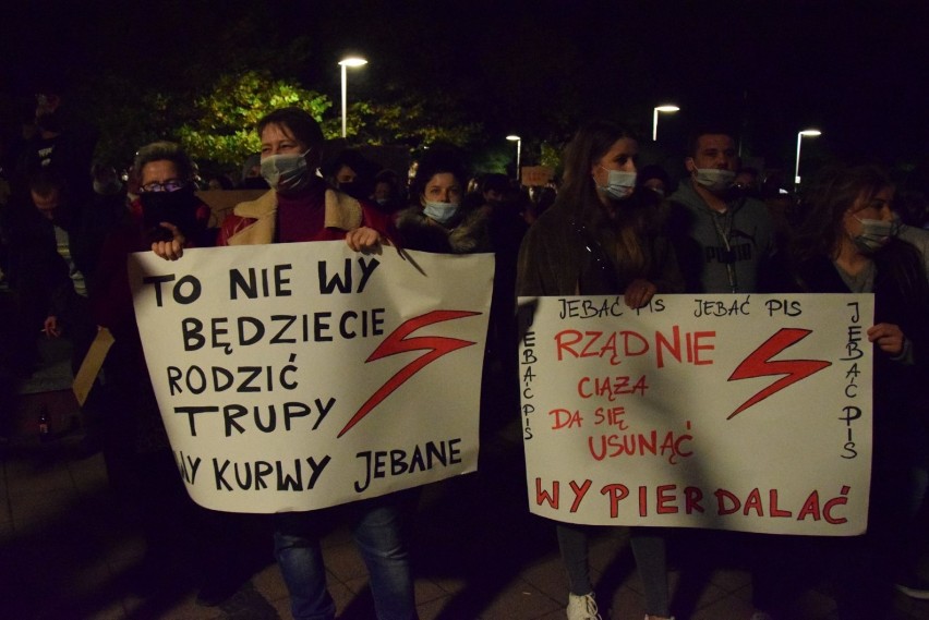 Strajki kobiet w Pruszczu Gdańskim. Tymi hasłami od kilku dni żyją pruszczańskie ulice. Mocne słowa na transparentach |ZDJĘCIA