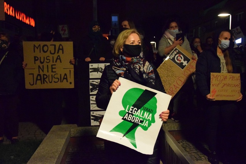 Strajki kobiet w Pruszczu Gdańskim. Mocne hasła na transparentach. Od kilku dni żyją nimi pruszczańskie ulice |ZDJĘCIA