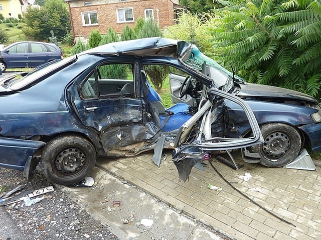 Wypadek w Wyżnem. Jak wynika ze wstępnych ustaleń, kierujący samochodem marki Honda  na  łuku drogi najprawdopodobniej zjechał na przeciwległy pas ruchu i zderzył się kierującym samochodem marki Cinquecento. 

Zobacz:  Wypadek w Kosowach. Zginął 20-letni kierowca auta [ZDJĘCIA]