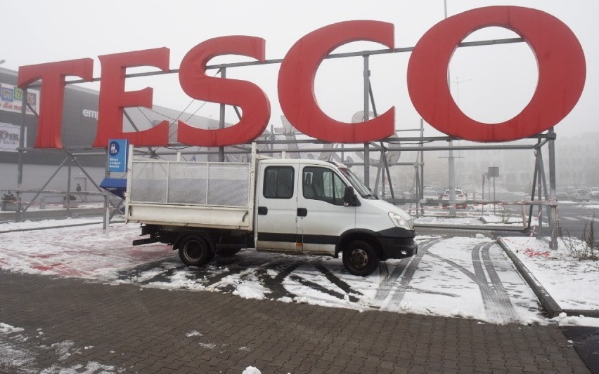 Napis Tesco Extra znika z budynku przy ul. Energetyków w...