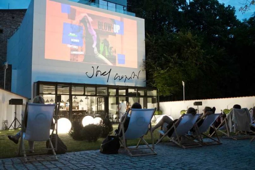 W lipcu Kino Letnie przed Pawilonem Józefa Czapskiego...
