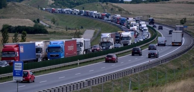 Na wynagrodzenie truckera składa się jeszcze wiele innych elementów wynikających ze specyfiki zawodu. Na co warto zwrócić uwagę, wybierając pracę „za kółkiem” oraz co może przynieść przyszłość, podpowiadają eksperci Ogólnopolskiego Centrum Rozliczania Kierowców.