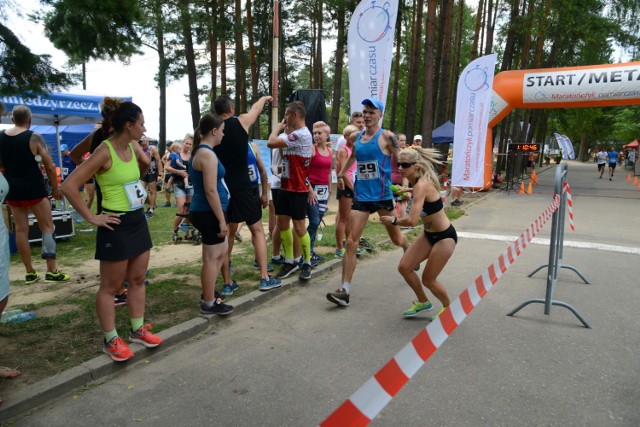 W maratonie wystartowała rekordowa liczba 28 sztafet, składających się z pięciu zawodników każda. Wyzwaniem dla biegaczy był dystans 42.195 m, ale także pogoda. Od rana było bardzo gorąco i duszno, na szczęście przed rozpoczęciem biegu nieco się ochłodziło, a kiedy pierwszy zespół wbiegł na metę, zaczął padać deszcz.