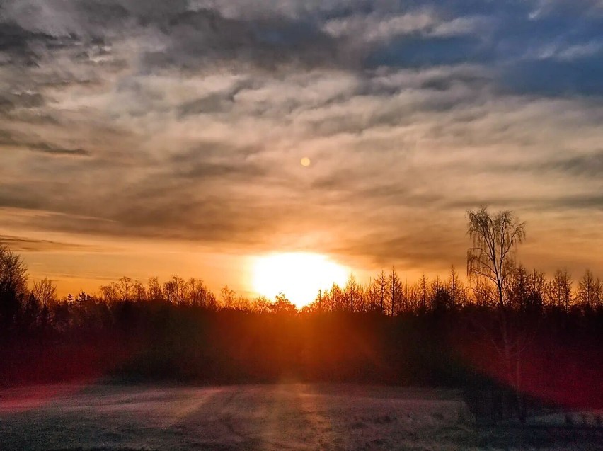 Piękny zachód słońca nad Kaszubami! Zobaczcie krwawe niebo w obiektywie Anny Nideckiej [GALERIA]