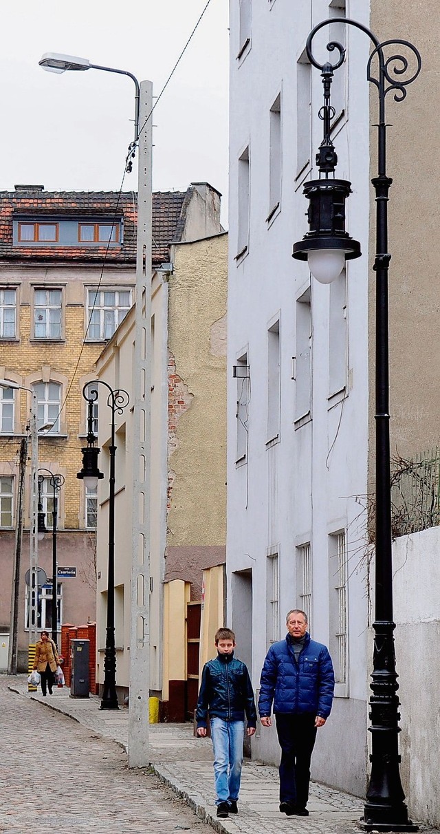 Nowe, stylowe lampy, a obok... szpecące słupy