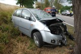 Wypadek na trasie Czachówek-Otłowiec. Uderzył w drzewo, ranni kierowca i pasażerowie
