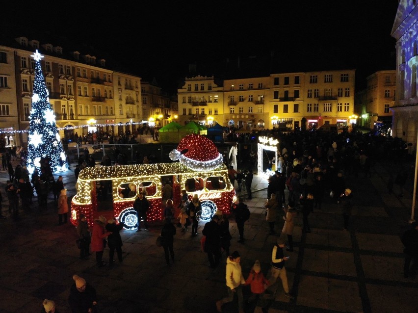 Choinka w Kaliszu i świąteczne ozdoby oficjalnie rozświetlone [FOTO]