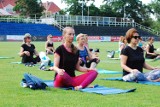 Po przerwie spowodowanej epidemią na stadionie w Kościanie rozpoczął się cykl spotkań "Joga na trawie" [ZDJĘCIA]