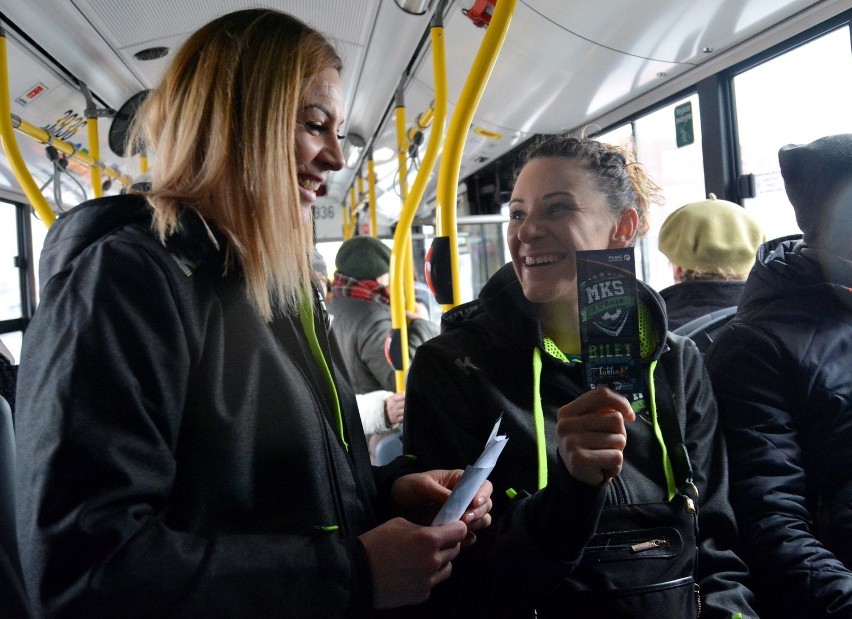Piłkarki ręczne MKS Selgros Lublin rozdawały bilety w autobusach [ZDJĘCIA]