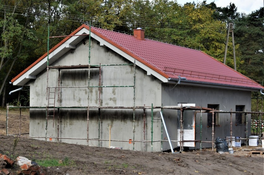 Nowa Wieś - Gmina Zbąszyń. Sala wiejska w budowie. Już są okna, drzwi i dach - 25.10.2022