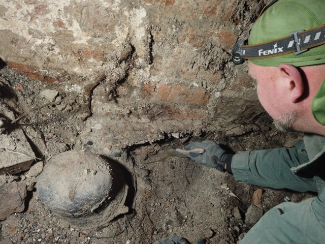 W gruzach przy ścianie zamkowej piwnicy znaleziono elementy żołnierskiego wyposażenia.