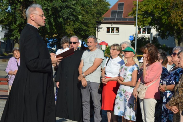 W Lęborku o godzinie 15 modlitwę przy pomniku św. Jana Pawła II w Lęborku poprowadził ks. Andrzej Żur, proboszcz parafii Najświętszej Maryi Panny Królowej Polski.