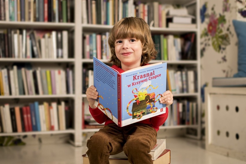 Książki w czasach ekranów – jak czytanie dzieciom kształtuje młode umysły? 