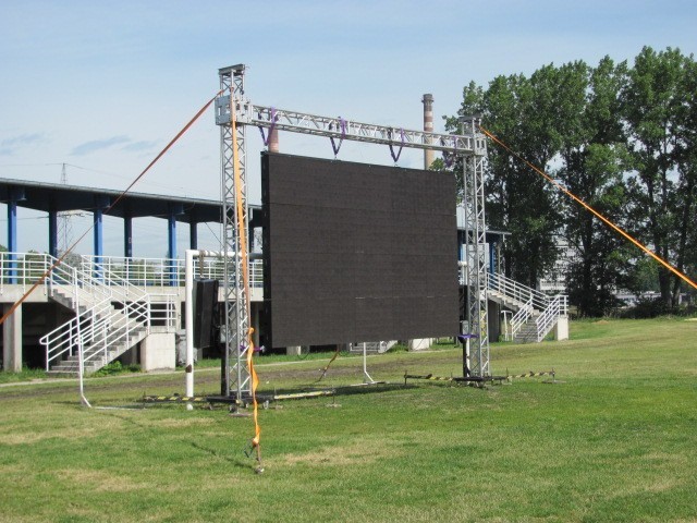 W piątek rano zainstalowano telebim na boisku treningowym myszkowskiego stadionu