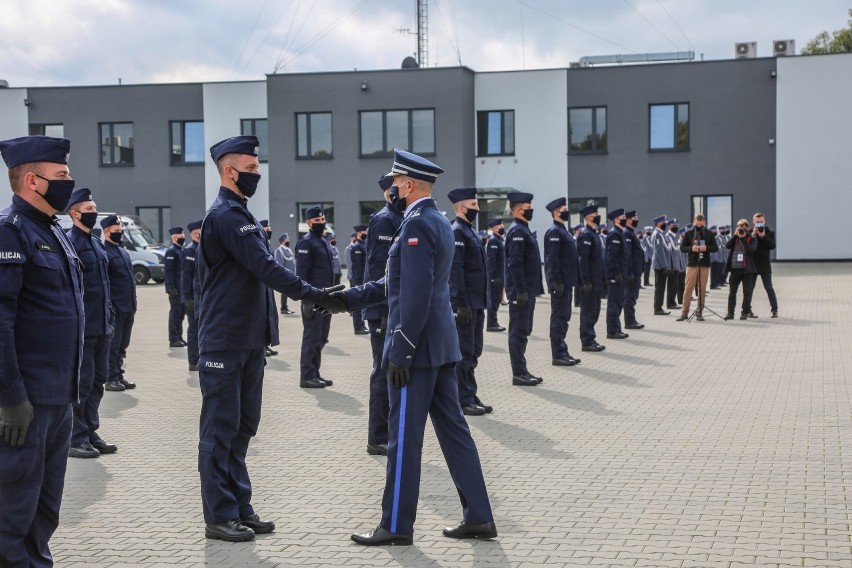 Małopolska ma 70 nowych policjantów. Właśnie złożyli ślubowanie [ZDJĘCIA]