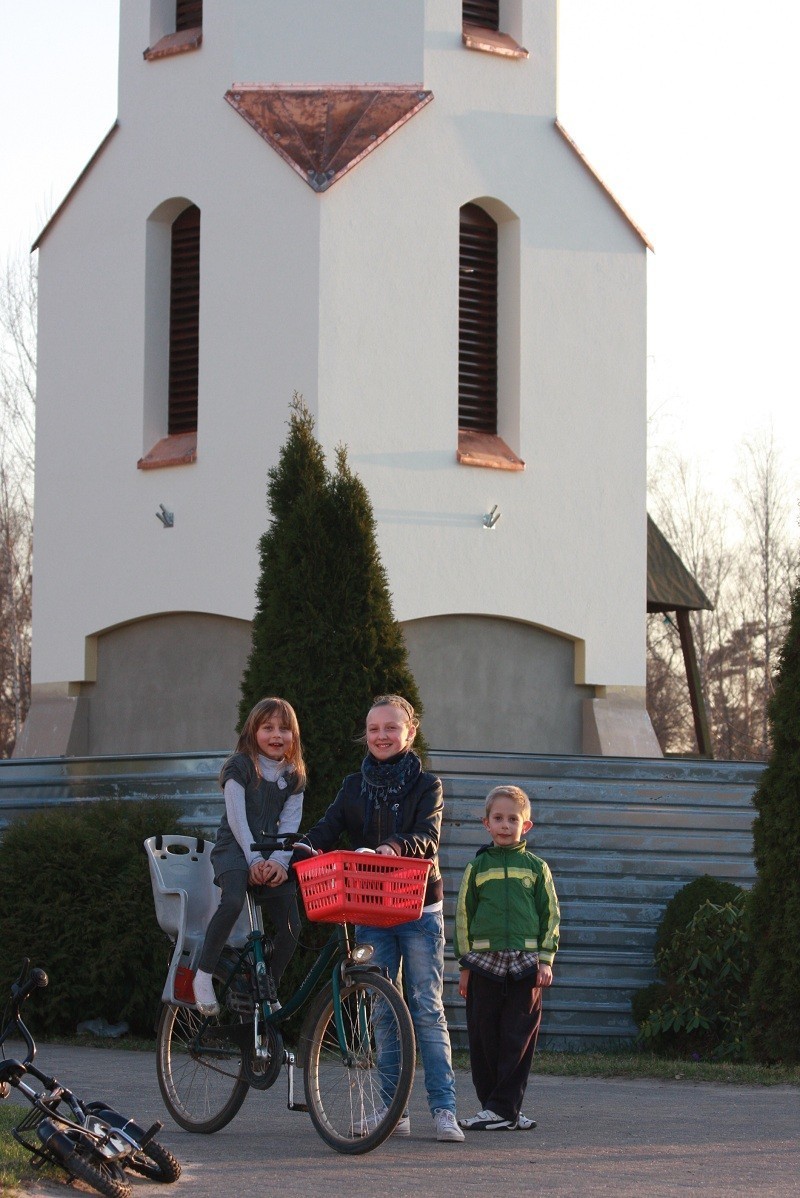 Michalinka, Patrycja i Piotruś pod wybudowaną dzwonnicą