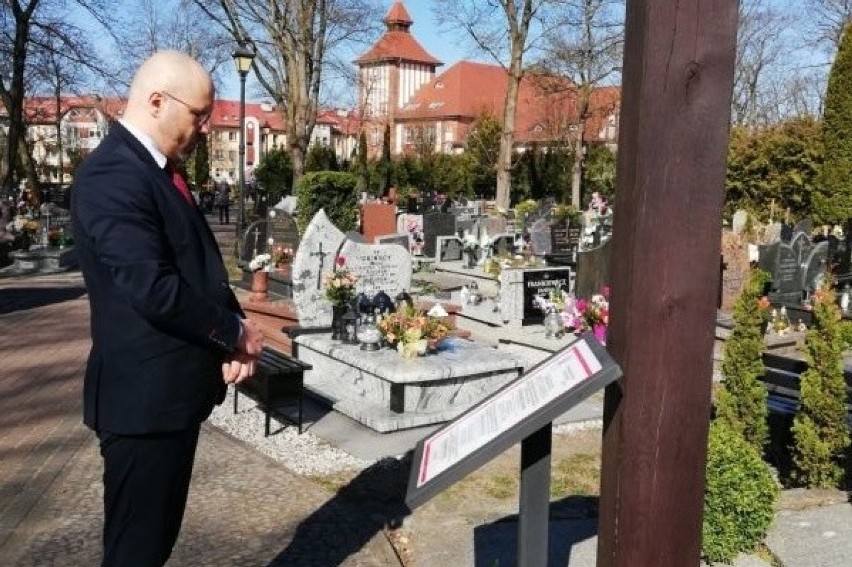 Ustka w ciszy i symbolicznie uczciła pamięć ofiar pomordowanych w Katyniu