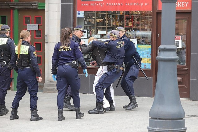 43-letni mężczyzna, który w sobotę po południu został obezwładniony przez strażników miejskich u zbiegu ul. Piotrkowskiej u ul. Struga, usłyszał zarzuty. Wpierw musiał wytrzeźwieć, bo w chwili zatrzymania, miał w organizmie ok. 1,5 promila alkoholu. 

Czytaj więcej na następnej stronie