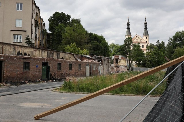 Agencja Rozwoju Miasta Krakowa twierdzi, że budynki wyburza bo nikt nie chciał ich wynająć. Trudno się jednak dziwić niechęci inwestorów skoro od kilku lat agencja nie potrafi skonkretyzować planów co do tego co i gdzie powstanie na Wesołej i jaki charakter będzie miało to miejsce. Przypominamy też, że mamy kryzys i inflację co może obecnie zniechęcać do inwestowania, ale sytuacja może się zmienić. Tylko, że budynków już nie będzie.