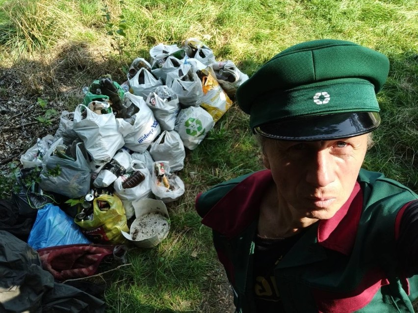 Białystok. 63-letni Jerzy Radziewicz sam posprzątał rezerwat w Lesie Zwierzynieckim. Wyniósł ponad 300 worków śmieci [ZDJĘCIA]