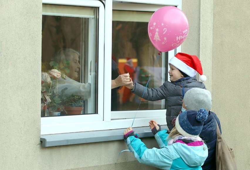 Łódź. Z okazji mikołajek wypuścili blisko 100 balonów dla podopiecznych DPS przy ul. Rudzkiej ZDJĘCIA