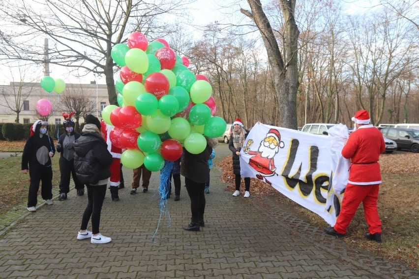 Łódź. Z okazji mikołajek wypuścili blisko 100 balonów dla podopiecznych DPS przy ul. Rudzkiej ZDJĘCIA