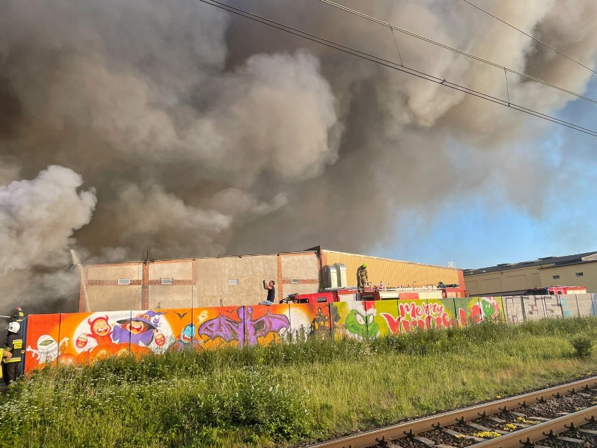 Ogromny pożar złomowiska w Lęborku (23.06.2022