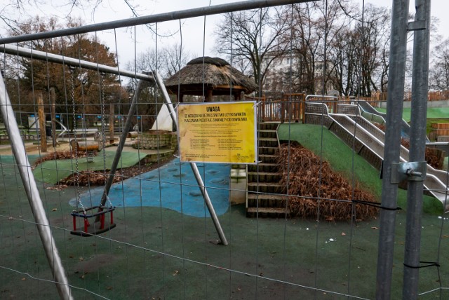 Plac zabaw w Parku Ujazdowskim jest zamknięty od sierpnia 2021 r.