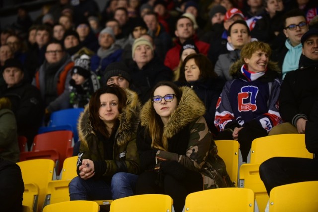 Drugi finałowy mecz mecz I ligi hokeja na lodzie Nesta Mires Toruń - Zagłębie Sosnowiec znów przyniósł mnóstwo emocji. Przypomnijmy, że w sobotę o zwycięstwie 5:4 Nesty Miresa zadecydowała dogrywka. W niedzielę goście prowadzili już 2:0. Po dwóch tercjach było jednak już 2:2, a w 44 min. Miłosz Lidtke "kropnął" na 3:2. 

Zobacz także: Nesta Mires Toruń - Zagłębie Sosnowiec 5:4. Decydowała dogrywka [ZDJĘCIA Z MECZU I TRYBUN]

Taki wynik utrzymał się do ostatniej sekundy. Zawody na Tor-Torze obserwowało 1800 kibiców. Teraz dwa mecze w Sosnowcu. Gra się do czterech zwycięstw, Nesta Mires obecnie prowadzi 2:0. Oto fotorelacja z trybun i lodu!

Polecamy: TKP Toruń - Zawisza Bydgoszcz. Derby 15 lat temu na boisku i trybunach. Było gorąco! [GALERIA]

Nesta Mires Toruń - Zagłębie Sosnowiec - goście prowadzili już 2:0! Jak się skończyło? Byłeś na trybunach? [ZDJĘCIA]