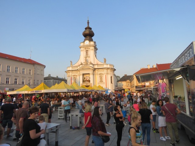 Wadowice
Teatr w Plenerze

Razem z Teatr Migro WCK Wadowice zaprasza w niedzielę 30 maja na wadowicki rynek na Teatr w Plenerze.
Oprócz warsztatów tańców romskich, odbędą się dwa spektakle: "Ławka" i "DROM – ścieżkami Romów". 

Start o godz. 15:00

Wydarzenie odbędzie się w ramach projektu "Wędrowanie/Migrowania". Projekt został sfinansowany ze środków Fundacji PZU