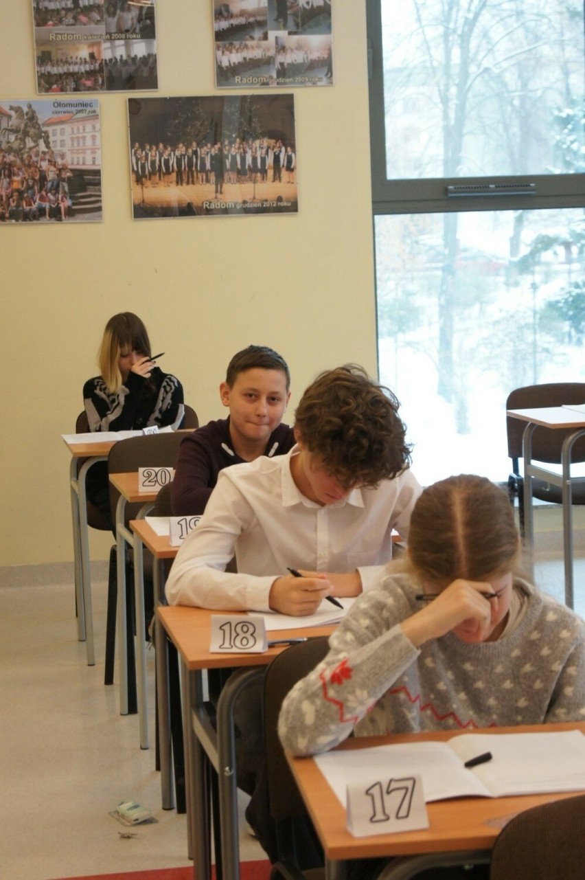 Egzamin ósmoklasisty. W Radomiu w Zespole Szkół Muzycznych uczniowie pisali próbny egzamin z języka polskiego