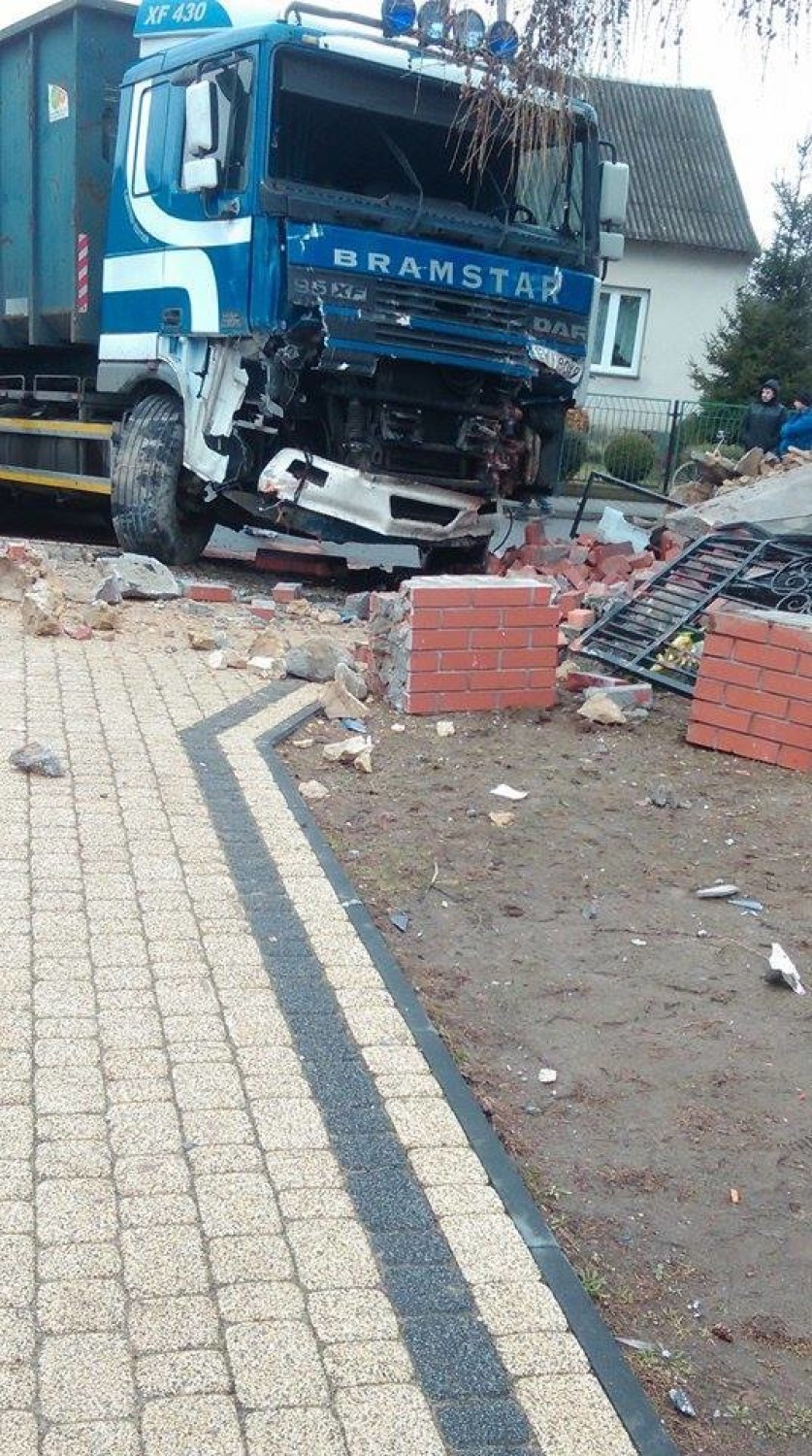 Wierzchlas: Kierowca tira uszkodził mur okalający cmentarz