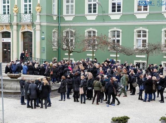 Około 200 pracowników MOPR protestowało pod urzędem miejskim w 2017 roku. Wciąż nie zostały spełnione ich oczekiwania.