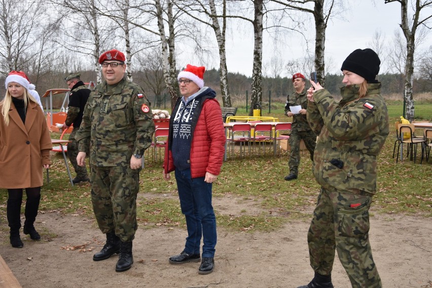 Konopnica: Mikołajki z Żandarmerią Wojskową  i przedstawicielami 32 Bazy Lotnictwa Taktycznego w Łasku[ZDJĘCIA]