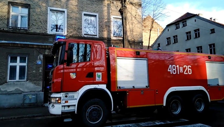 Pożar w Prudniku w kamienicy przy ul. Traugutta. Poszkodowany trafił do szpitala. Pożary także w Kluczborku i Brzegu