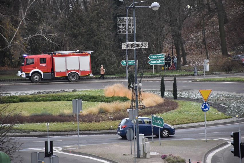 Dramatyczna sytuacja w centrum Stargardu. Starszy pan z urazem biodra nie doczekał się karetki. Pomogli mu strażacy i przypadkowy kierowca