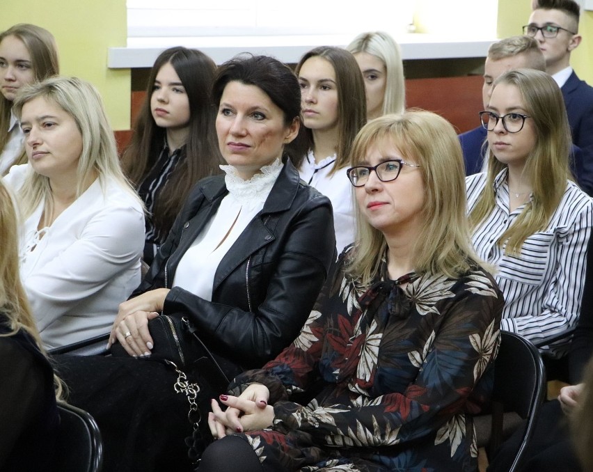 Kalisz: Uczniowie odebrali stypendia Prezesa Rady Ministrów oraz Ministra Edukacji Narodowej. ZDJĘCIA