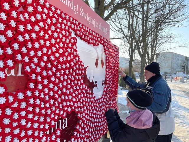 Biało-czerwone kokardy symbolem świętowania rocznicy Powstania Wielkopolskiego