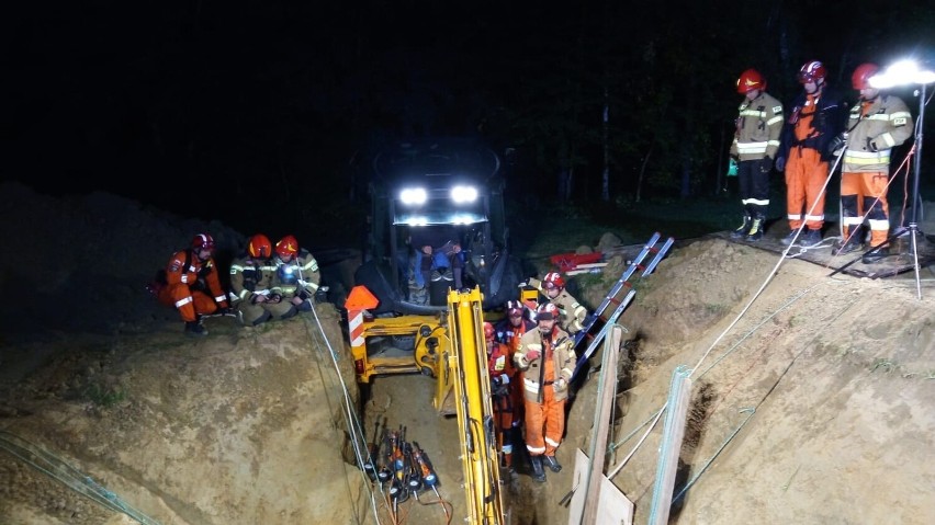 Tragedia w Stróżnej pod Gorlicami. Mężczyznę zasypała ziemia podczas kopania studni. Strażacy odnaleźli ciało po kilkunastu godzinach akcji