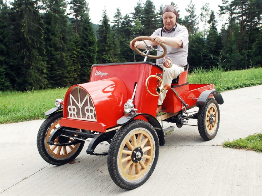 Zrobił auto z drewna, do tego na prąd