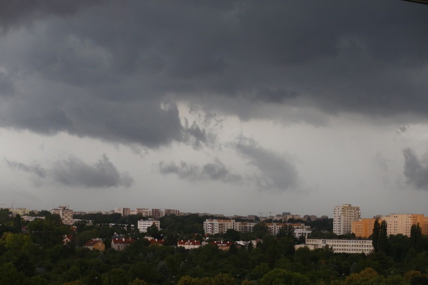 Burza w Warszawie. Ciemne chmury nakryły niebo nad stolicą [ZDJĘCIA]