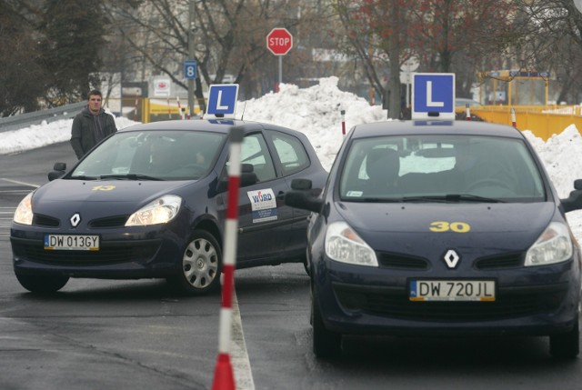 Egzaminy na prawo jazdy kat. B na Renault Clio, przeprowadzane są obecnie m.in. we Wrocławiu