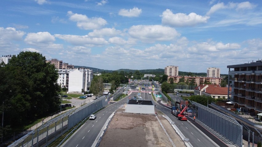 Kraków. Trasa Łagiewnicka gotowa, ale już do poprawy. Jeszcze nią nie pojedziemy