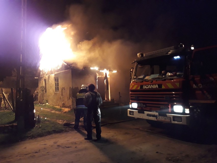 Poważny pożar domu w powiecie lipnowskim. Rodzina z dziećmi została bez dachu nad głową [zdjęcia]