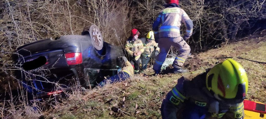 Groźny wypadek w Bagiczu pod Kołobrzegiem. Dachował samochód kierowany przez 22 - latka