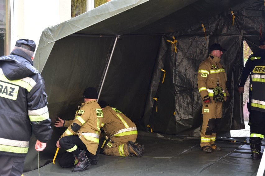 Strażacy z PSP rozstawili namiot przy szpitalu w Żninie. Dlaczego? [zdjęcia] 