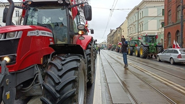 Przed urzędem wojewódzkim z Bydgoszczy zgromadzili się protestujący rolnicy. Po godz. 12.00 do miasta wjechała kolumna traktorów. Zobacz zdjęcia ▶