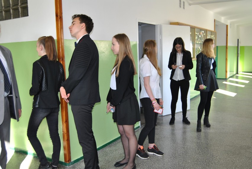 Uczniowie klas gimnazjalnych z SP1 w Kościanie rozpoczęli testy FOTO