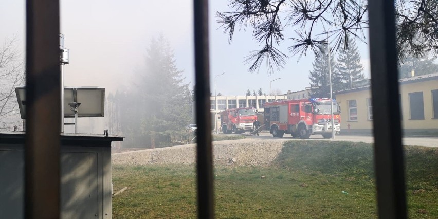 Pożar garażu na terenie plebanii przy ul. Mickiewicza w Jaśle. Zwarcie instalacji elektrycznej zostało wykluczone [ZDJĘCIA]